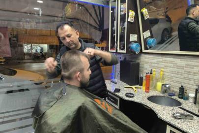 Ramazan Bayramı’nı oturdukları berber sandalyelerinde karşıladılar