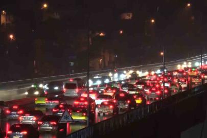 Ramazan Bayramı’nın ikinci gününde gece saatlerinde köprü trafiği devam ediyor