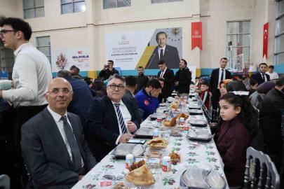 Rektör Özölçer, iftar buluşmasında öğrencilerle bir araya geldi