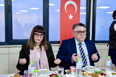 Rektör Özölçer, koruyucu aile ve huzurevi sakinleriyle iftar sofrasında bir araya geldi