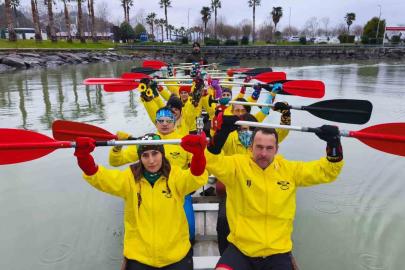 Renkli çoraplarla kürek çekip, Down sendromuna dikkat çektiler