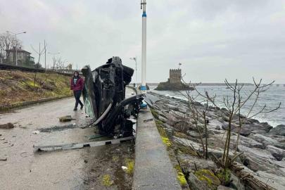 Rize’de takla atan otomobil beton bariyere çarparak denize uçmaktan kurtuldu