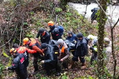 Sakarya’da iki gündür haber alınamayan vatandaşın cansız bedeni zorlu araziden çıkartıldı