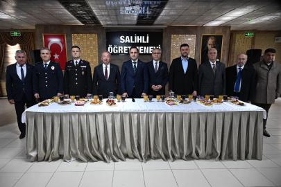 Salihli’de protokol ve vatandaşlar bayramlaştı