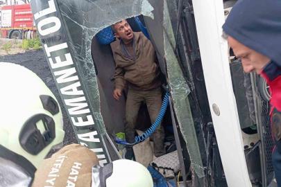 Samandağ’da devrilen tırın sürücüsü yaralandı