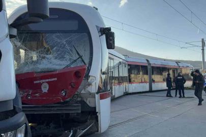 Samsun’da tramvay ile kamyon çarpıştı: 3 yaralı