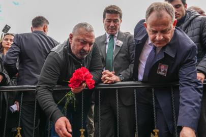 Sanatçı Volkan Konak ölümünün 1. yıldönümünde mezarı başında anıldı