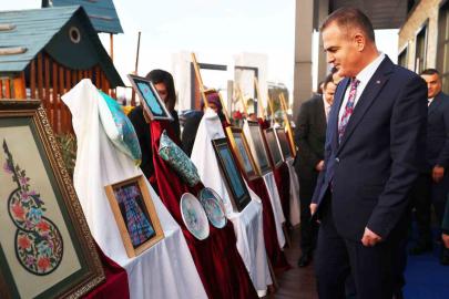 ‘Sanatın diliyle değerlerimiz, hat, tezhip, ebru’ sergisi açıldı
