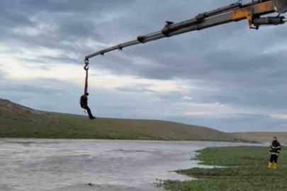 Şanlıurfa’da dere sularına kapılan traktör sürücüsü vinçle kurtarıldı