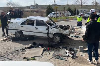 Şanlıurfa’da karşı şeride geçen otomobil ters döndü: 1’i ağır 3 yaralı