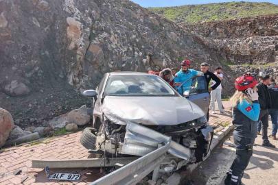 Şanlıurfa’da otomobil bariyerlere çarptı: 3 yaralı