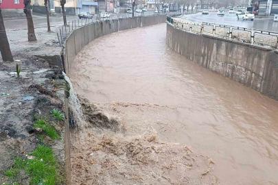 Şanlıurfa’da sağanak yağış cadde ve sokakları göle çevirdi
