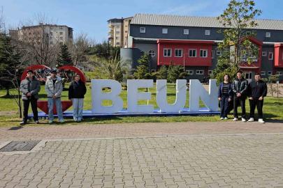 "Savaşta hiç kimse kazanmayacak" diyen uluslararası öğrenciler barış istiyor