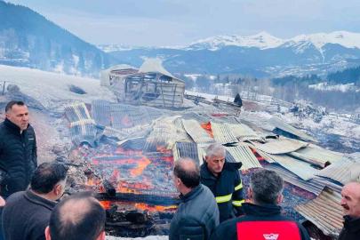 Şavşat’ta yangın: 1 ev, 2 ahır ve 2 ambar kül oldu