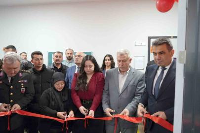 Şehidin adı köy okulundaki kütüphaneye verildi, ailesi gözyaşlarına hakim olamadı