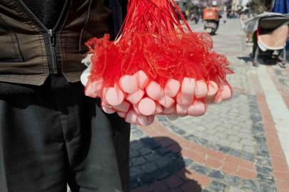 Şehir şehir dolaşarak kokulu kaya tuzu satıyor