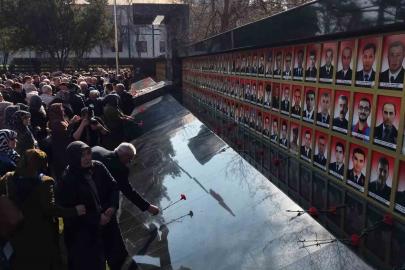 Şehit annelerinin evlat özlemi yürekleri dağladı: Fotoğraflarına bakıp dua ettiler