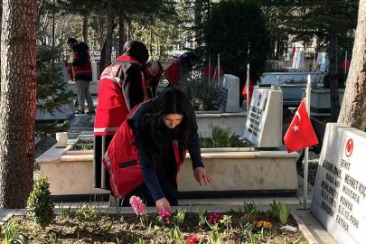 Şehitliklerde temizlik ve bakım çalışmaları başlatıldı