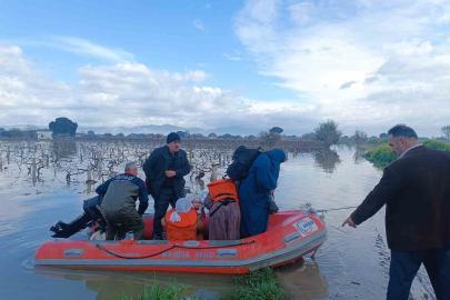 Selde mahsur kalan 10 kişi AFAD ekiplerince botla kurtarıldı