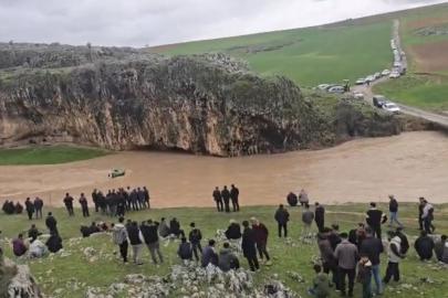 Sele kapılan traktördeki 4 kişi kurtarıldı