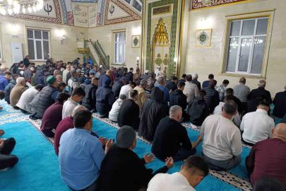 Selendi’de Kadir Gecesi’nde camiler dolup taştı