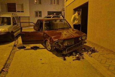 Sevgilisinden ayrılan genç sokak ortasında aracını parçaladı