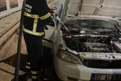 Seyir halindeki otomobil alev aldı