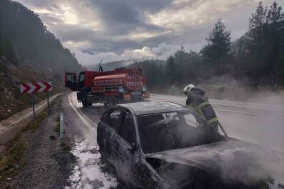 Seyir halindeyken yanan araç kullanılmaz hale geldi