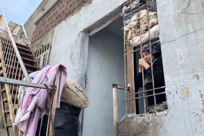 Şiddet ve kuma gerçeğine rağmen 4 çocuğu için mücadele ediyor