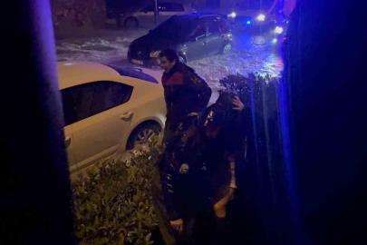 Şiddetli yağış sele döndü, araçlarında mahsur kalan vatandaşları itfaiye kurtardı