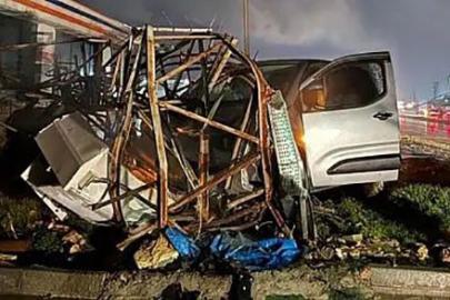 Siirt’te hafif ticari araç elektrik direğine çarptı