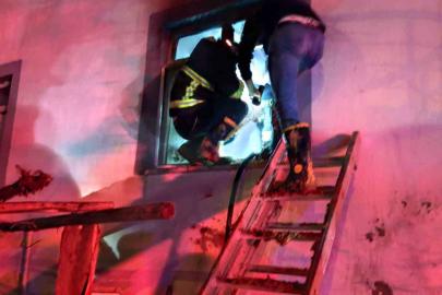 Siirt’te iki katlı binada korkutan yangın