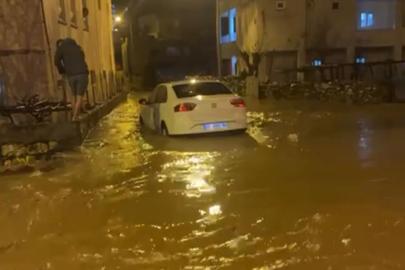 Siirt’te sağanakta göle dönen yollarda araçlar mahsur kaldı