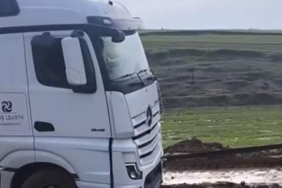 Siirt’te TPAO’ya ait tır çamura saplandı, köylüler seferber oldu