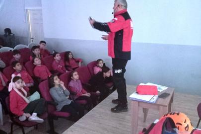 Simav’da öğretmen ve öğrencilere Okul Afet Farkındalık eğitimi verildi