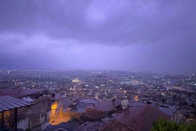 Şimşeklerin geceyi aydınlattığı Hatay’da dolu yağışı yolları göle çevirdi