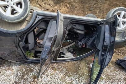 Sinop’ta kontrolden çıkan araç takla attı