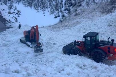 Şırnak’ta ekipler, çığ nedeni ile kapanan köy yolunu açmak için seferber oldu