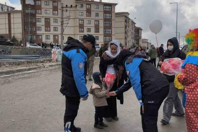 Şırnak’ta polis Nevruz etkinliklerine katılan çocuklara pamuk şeker ve balon dağıttı