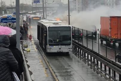 Şişli’de metrobüsün motor kısmında yangın çıktı