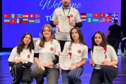 Sivaslı öğrenciler, robot yarışmasında gövde gösterisi yaptı