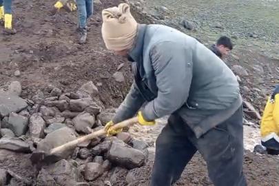 Siverek’te hasar gören sulama göletini vatandaşlar onardı