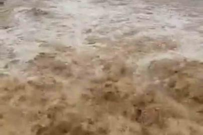 Siverek’te sağanak yağış sele neden oldu