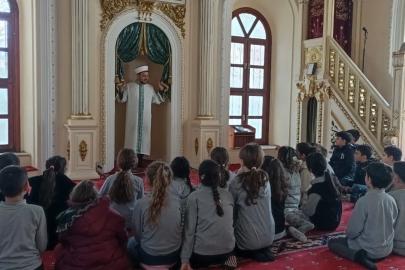 Söke’de öğrenciler camilerin tarihini yerinde öğreniyor