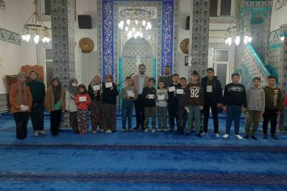 Son teravih namazının ardından camiye devam eden çocuklara harçlık ödülü verildi