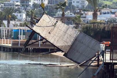 Sosyetenin iskeleleri teker teker yıkıldı, Türkbükü sahilinde büyük temizlik