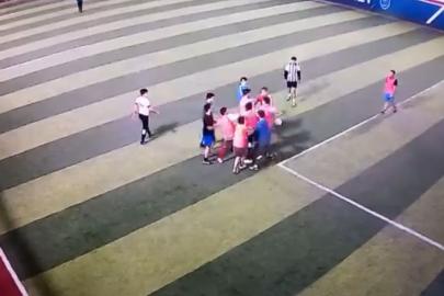 Stres atmak için gittikleri halı saha maçında yumruklar konuştu