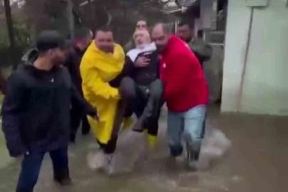 Suların yükseldiği evinde mahsur kalan felçli adamın yardımına Kızılay ekipleri yetişti