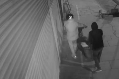 Sultangazi’de kuyumcu soygunu girişimi kamerada: İş yeri sahibine saldırdılar, tutuklandılar