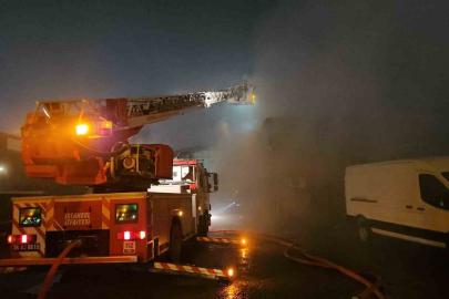 Sultangazi’de trafoda başlayan yangın depoyu kül etti